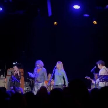 yo-la-tengo-played-covers-with-sleater-kinney,-raincoats,-&-bangles-members-at-last-night’s-hanukkah-show