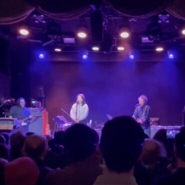 yo-la-tengo-kept-their-carole-king-theme-running-with-help-from-lucy-dacus-at-hannukah-show-#3