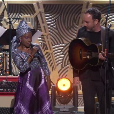 watch-dave-matthews-&-angelique-kidjo-cover-paul-simon’s-“you-can-call-me-al”-with-graceland-bassist-bakithi-kumalo