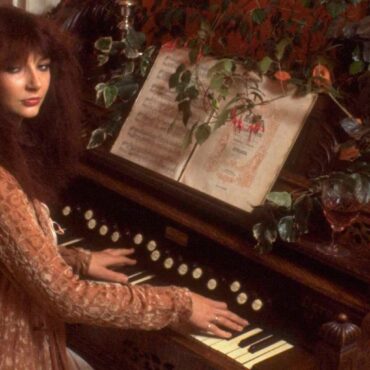 kate-bush-reflects-on-nursing-strikes-and-the-queen’s-death-in-christmas-message