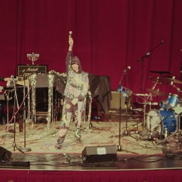 watch-yeah-yeah-yeahs’-karen-o-join-dave-grohl-&-greg-kurstin-for-hanukkah-sessions