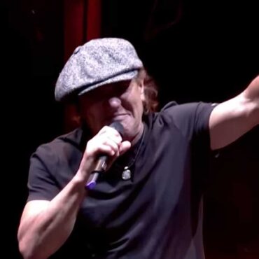 ac/dc-singer-forgets-lyrics-with-foo-fighters