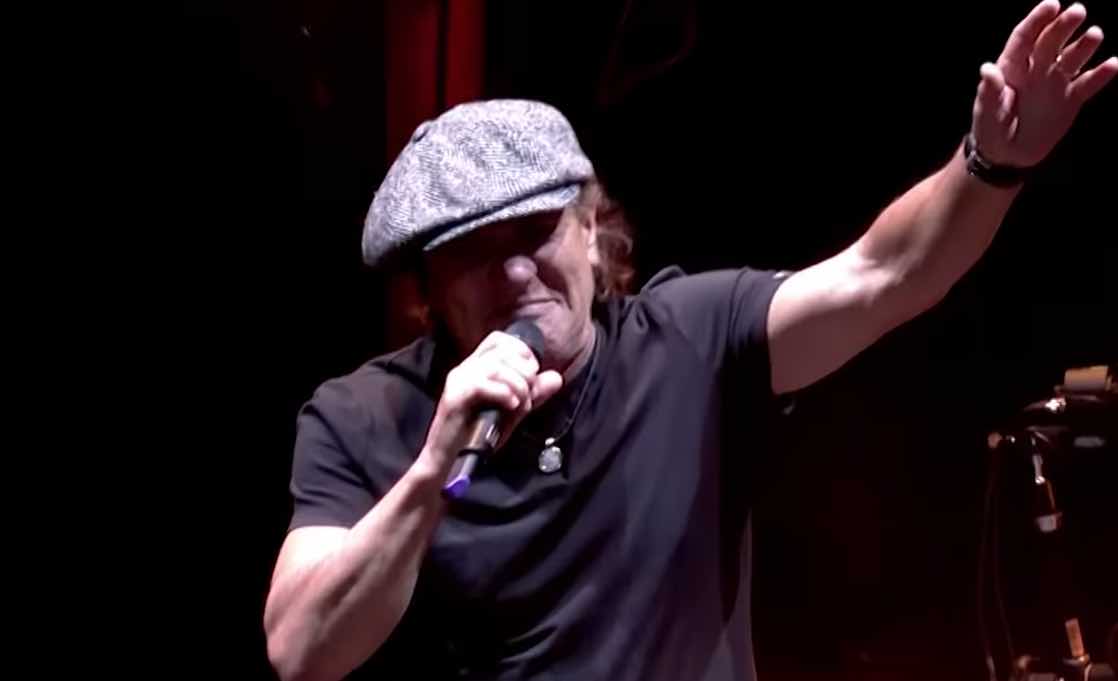 ac/dc-singer-forgets-lyrics-with-foo-fighters