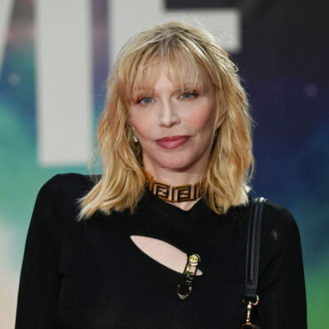 courtney-love-clarifies-comments-about-brad-pitt-getting-her-fired-from-fight-club