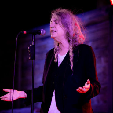 watch-patti-smith-sing-“redondo-beach”-in-tribute-to-vivienne-westwood