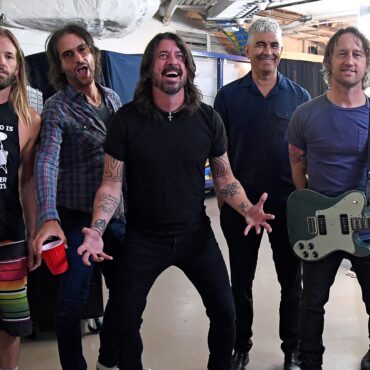 foo-fighters-to-return-“soon”-without-taylor-hawkins