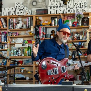 smile-your-way-through-the-smile’s-tiny-desk-concert