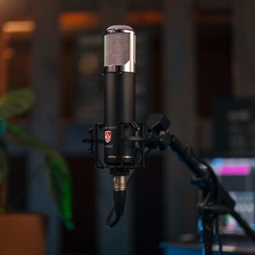 la-320-v2-review:-lauten-audio's-upgraded-tube-microphone-is-a-workhorse-in-the-studio