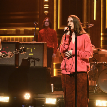 watch-dry-cleaning-perform-“hot-penny-day”-on-fallon