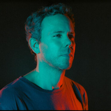 m83-announces-new-album-and-tour,-shares-video-for-new-song-“oceans-niagara”