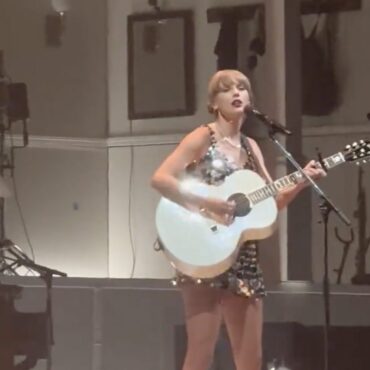 watch-taylor-swift-perform-“anti-hero”-for-the-first-time-at-the-1975-concert