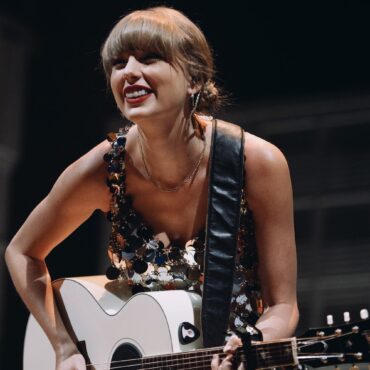 taylor-swift-performs-“anti-hero”-for-the-first-time-at-the-1975’s-london-concert:-watch