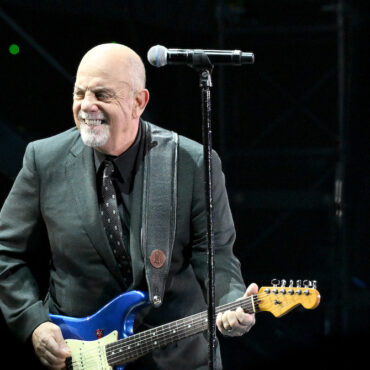 watch-billy-joel-pay-tribute-to-jeff-beck-with-two-covers-at-msg