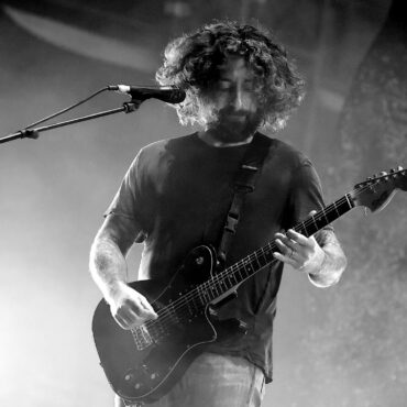 fall-out-boy-guitarist-joe-trohman-leaving-band,-citing-“rapidly-deteriorated”-mental-health