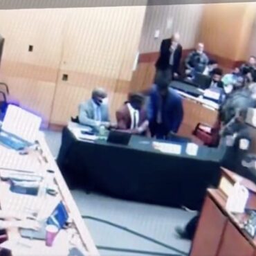 video-shows-young-thug-being-handed-percocet-by-co-defendant-inside-courtroom