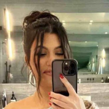 travis-barker-leaks-kourtney-kardashian-rest-room-photo