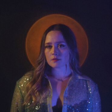 premiere:-julia-logue-shares-new-single-“fort”