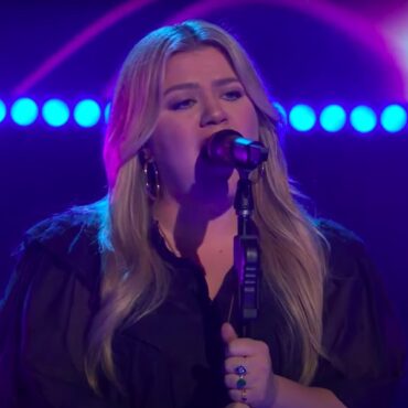 watch-kelly-clarkson-cover-arctic-monkeys’-“do-i-wanna-know?,”-innit