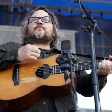 wilco’s-jeff-tweedy-covers-woody-guthrie’s-“union-maid”:-listen