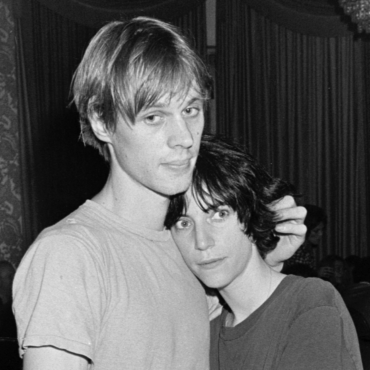 patti-smith-shares-eulogy-for-tom-verlaine:-“had-i-been-a-boy,-i-would’ve-been-him”