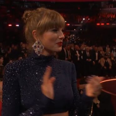 taylor-swift-shows-abs-for-harry-styles-in-grammys-video