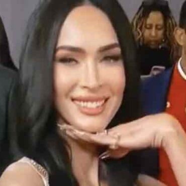 megan-fox-shows-floatation-devices-in-grammys-video