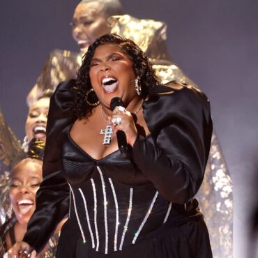 lizzo-performs-“about-damn-time”-and-“special”-at-the-2023-grammys:-watch