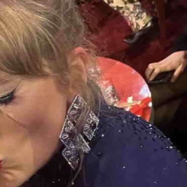 taylor-swift-kisses-woman-in-grammys-photo