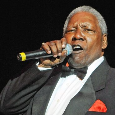 charlie-thomas,-longtime-member-of-the-drifters,-dies-at-85