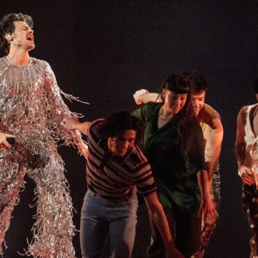 harry-styles’-dancers-describe-chaotic-rotating-stage-mix-up-at-2023-grammys