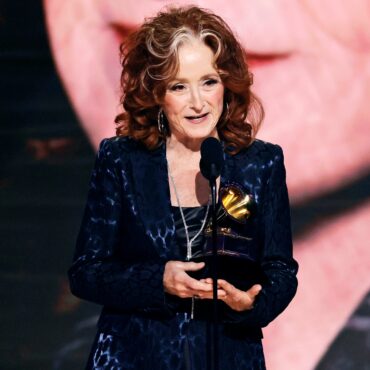 bonnie-raitt-wins-song-of-the-year-for-“just-like-that”-at-2023-grammys