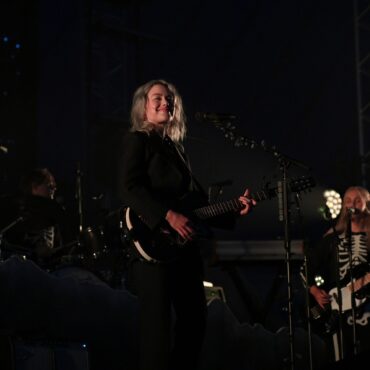 phoebe-bridgers-leads-“fuck-margaret-court”-chant-in-melbourne