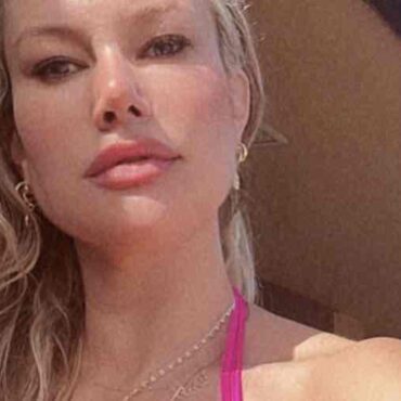 duff-mckagan-wife-posts-pink-swimsuit-photo