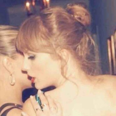 taylor-swift-shows-behind-for-boyfriend-in-photo