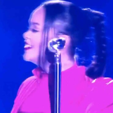 rihanna-caught-lip-syncing-in-super-bowl-video