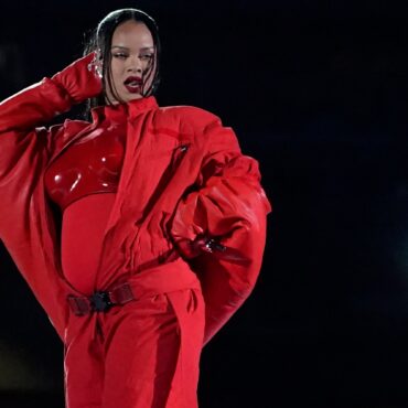 rihanna-reveals-she’s-pregnant-at-2023-super-bowl-halftime-show