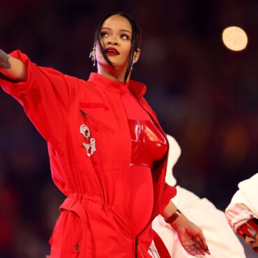 watch-rihanna’s-super-bowl-2023-halftime-show-performance