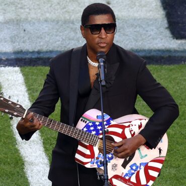 watch-babyface-sing-“america-the-beautiful”-at-super-bowl-2023