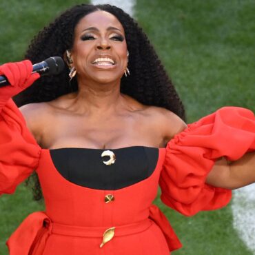 sheryl-lee-ralph-performs-“lift-every-voice-and-sing”-at-super-bowl-2023:-watch