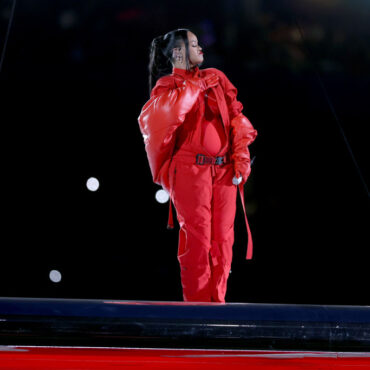 rihanna’s-super-bowl-halftime-show-was-a-visit-from-above