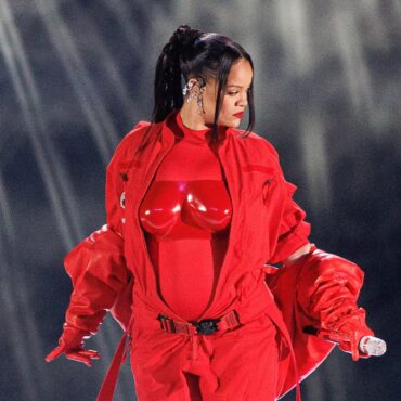 rihanna-explains-why-she-performed-at-the-2023-super-bowl-halftime-show,-offers-album-update-in-new-british-vogue-interview