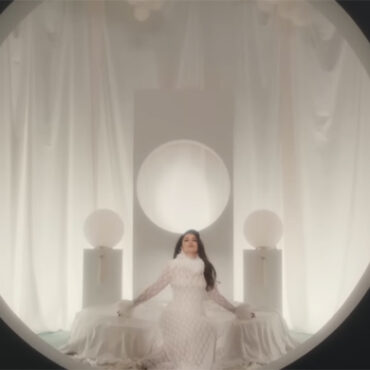 jessie-ware-shares-a-video-for-“pearls”