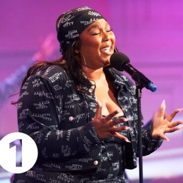 lizzo’s-rocking-live-band-cover-of-sam-smith’s-“unholy”-features-a-flute-solo,-obviously