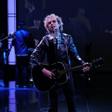 watch-beck-perform-“thinking-about-you”-with-blake-mills-and-pino-palladino-on-kimmel