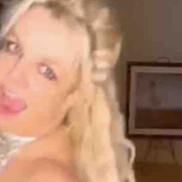 britney-spears-flashes-behind-for-husband-in-video