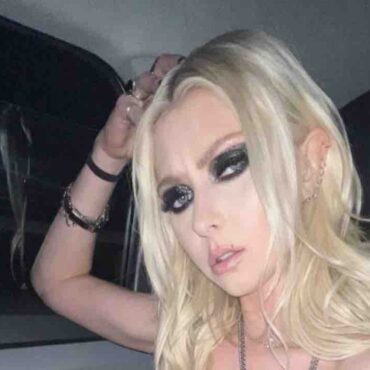 taylor-momsen-shows-legs-in-hot-limo-photos