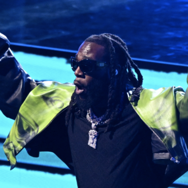 watch-burna-boy,-rema,-and-tems-perform-at-the-2023-nba-all-star-game