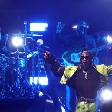 watch-burna-boy,-rema,-&-tems-play-nba-all-star-game-halftime