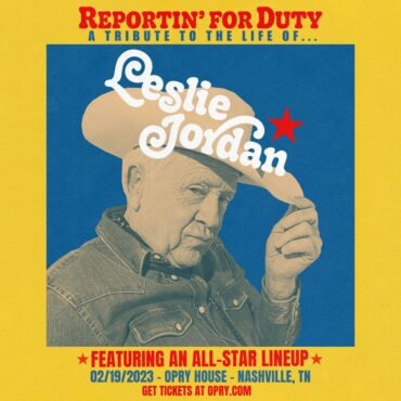 watch-eddie-vedder,-lukas-nelson,-maren-morris,-&-more-pay-tribute-to-leslie-jordan-at-grand-ole-opry