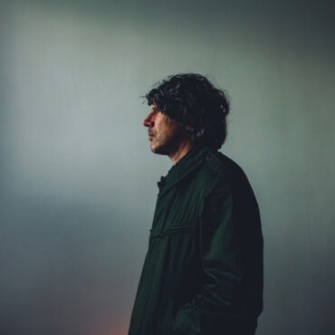 gruff-rhys-shares-two-new-songs:-“i-want-my-old-life-back”-and-“liberate-me-from-the-love-song”